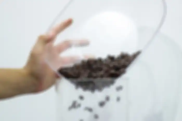 Kopi yang sudah begitu populer sebagai minuman pembangkit mood, ternyata memilki manfaat rahasia untuk area rumah kita.