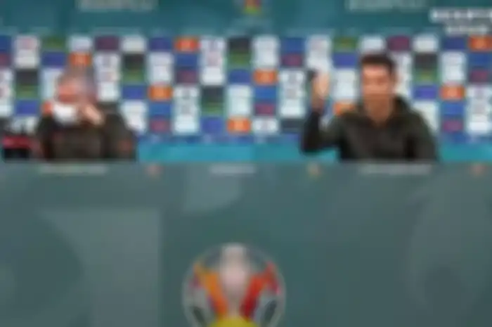 Cristiano Ronaldo saat angkat dua botol Coca-Cola, saham minuman soda itu langsung anjlok.