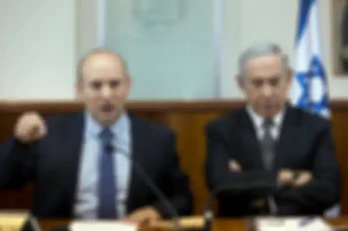 Naftali Bennett dan Benjamin Netanyahu. Netanyahu ngeyel tidak mau tinggalkan rumah dinas PM Israel