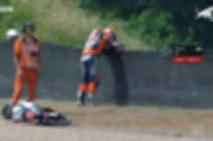 Hasil Race 1 Red Bull Rookies Cup 2021 di sirkuit MotoGP Jerman, pembalap Indonesia Mario Aji crash.