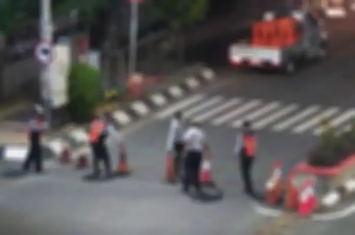 Ilustrasi penutupan jalan di Jakarta. Malam ini 10 jalan di Jakarta ditutup, hanya kendaraan ini yang boleh lewat.