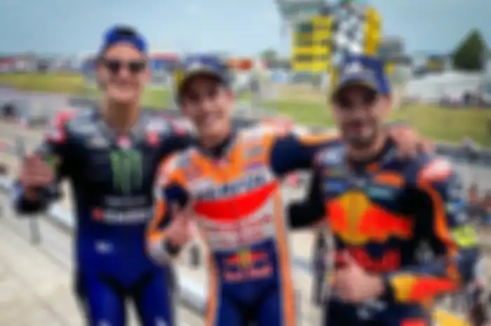 Pembalap MotoGP Marc Marquez (tengah) gak ada yang bisa lawan di MotoGP Jerman 2021. Miguel Oliveira (kanan) harus puas finih 2 dan Fabio Quartararo (kiri) finis ketiga