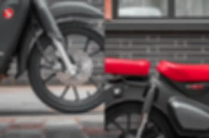 Warna Honda Super Cub C125 baru dengan pelek hitam dan jok merah