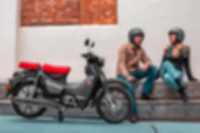 Honda Super Cub C125 warna hitam meluncur di Inggris