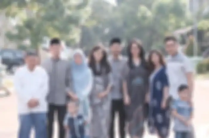 Kakak Alyssa Soebandono, Ananda (paling kanan) memutuskan pindah agama meski mendapat tantangan keras dari keluarganya.
