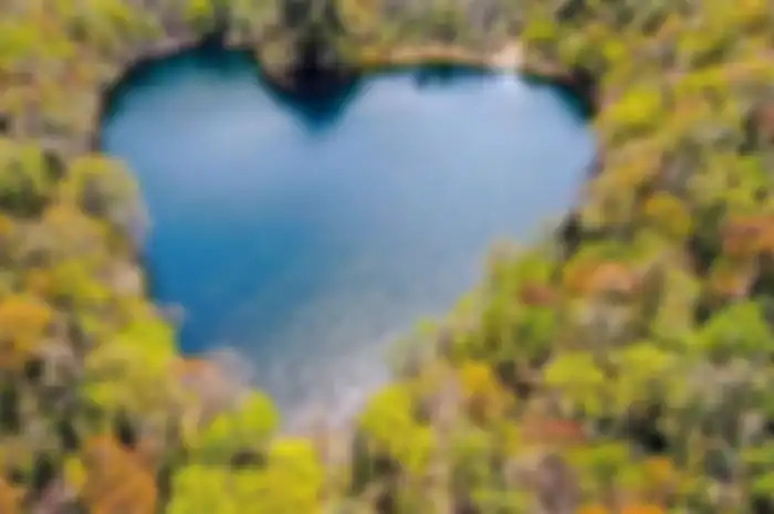 Danau Toyoni, sebuah danau unik nan indah yang terbentuk secara alami menyerupai simbol hati.
