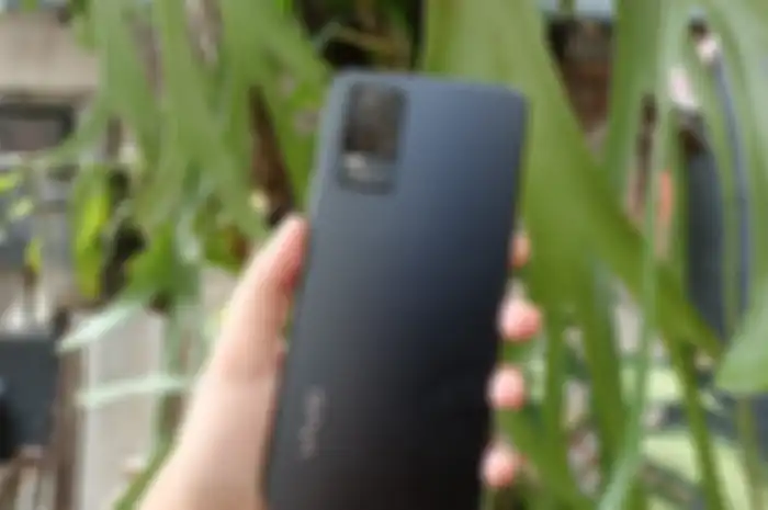 Perangkat vivo V21 dengan warna Roman Black
