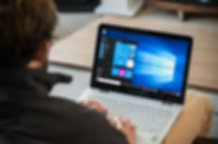 Ilustrasi laptop dan PC yang bisa update ke Windows 11.