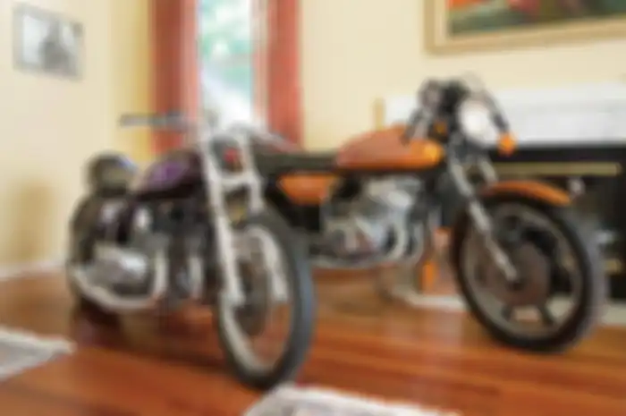 Biasakan pake standar tengah saat menyimpan motor di dalam rumah.