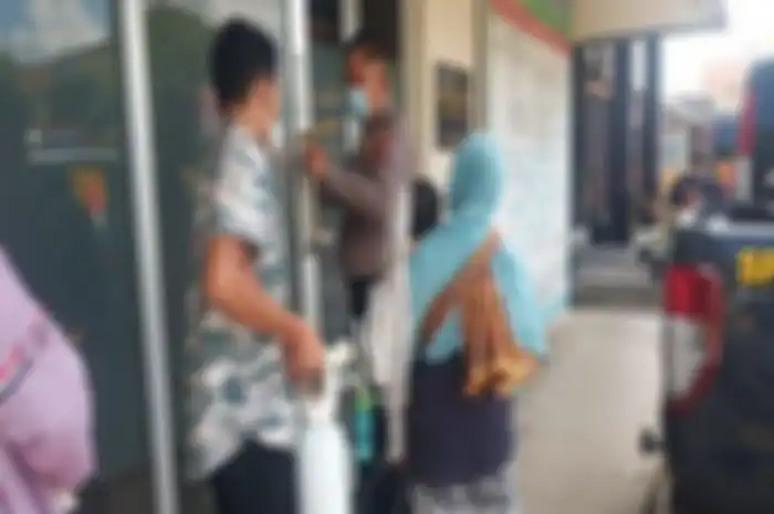Pasangan suami istri (Pasutri) saat melaporkan perampasan yang dilakukan oknum debt collector.
