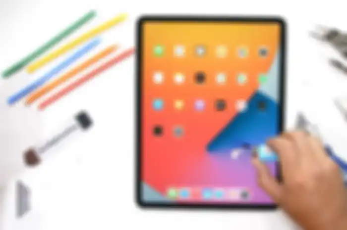 Layar iPad Pro M1 yang dibakar menggunakan korek api sehingga memunculkan titik berwarna hitam