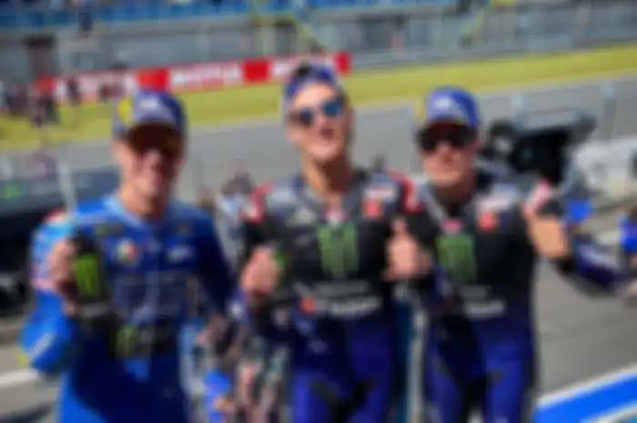 Pembalap Yamaha, Fabio Quartararo (tengah) dan Maverick Vinales (kanan), bikin geger paruh musim MotoGP 2021 setelah finis 1-2 di MotoGP Belanda 2021