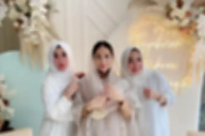 Ibunda Raffi Ahmad (kiri) kehilangan sosok tercinta. Foto unggahan Amy Qanita bikin Melly Goeslaw syok. 