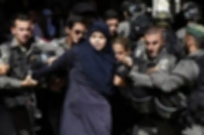 Wanita Palestina yang ditahan oleh polisi Israel untuk dimasukkan ke dalam penjara