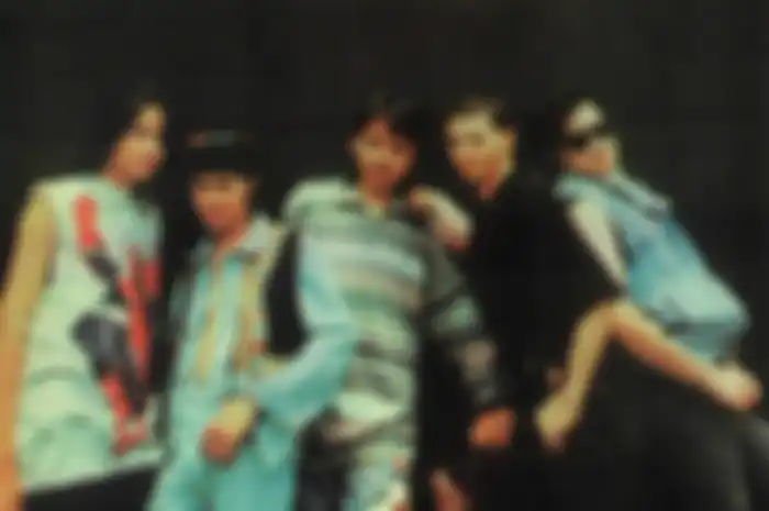 Aria Baron (gitaris, paling kanan) bersama Gigi di tahun 1994