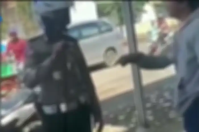 Geger, video seorang pria adu mulut dengan seorang polisi karena mencabut kunci motornya saat hendak ditilang.