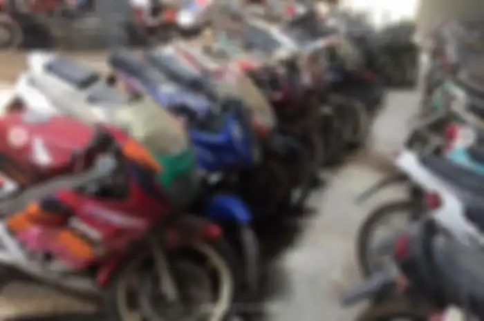 Motor 2-tak Honda NSR 150 (merah).