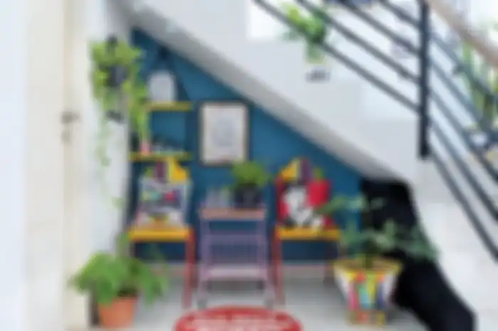 Penggunaan warna-warna yang kesannya mengejutkan dan berani dan motif tebal-tipis.