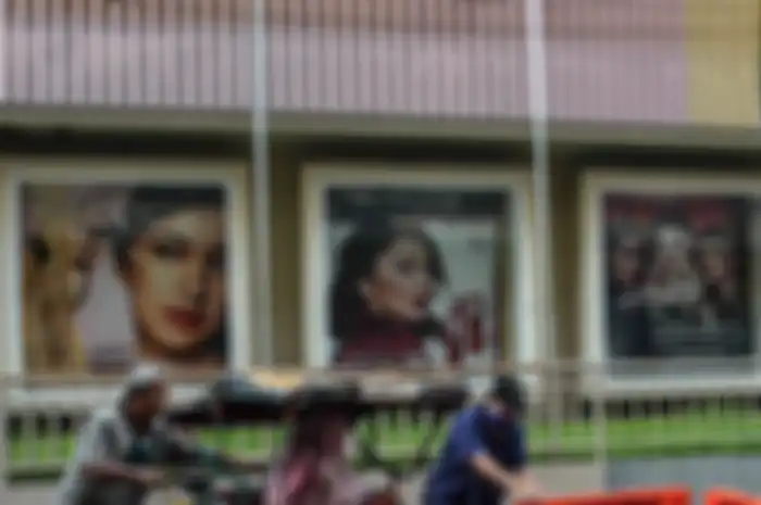  Verified Tukang becak membuka penghalang jalan agar bisa melewati Jalan KHZ Mustofa, Kota Tasikmalaya, Jawa Barat, yang ditutup oleh pemkot setempat, Minggu (27/6/2021). Pemerintah resmi menerapkan PPKM Darurat Jawa dan Bali.