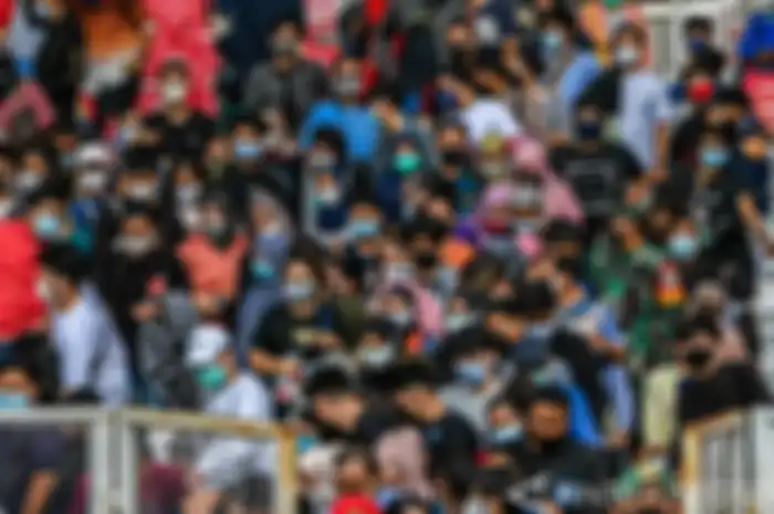 Warga antre untuk mengikuti vaksinasi COVID-19 massal di Stadion Utama Gelora Bung Karno, Senayan, Jakarta, Sabtu (26/6/2021).⁣ Pemerintah resmi menerapkan PPKM Darurat Jawa dan Bali.