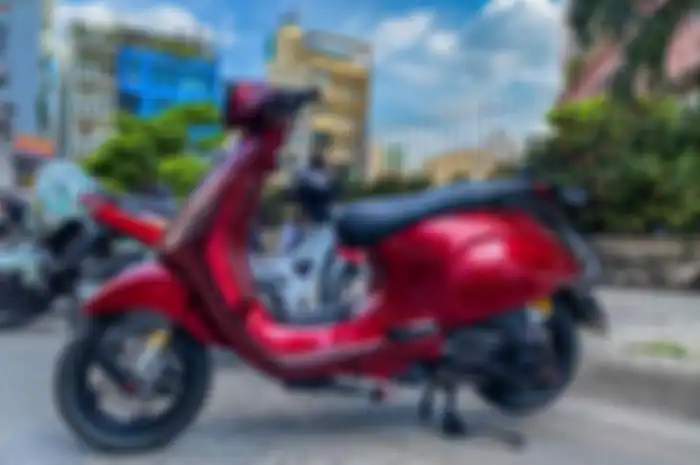 Modifikasi Vespa Primavera berkelir merah elegan plus aksesoris.