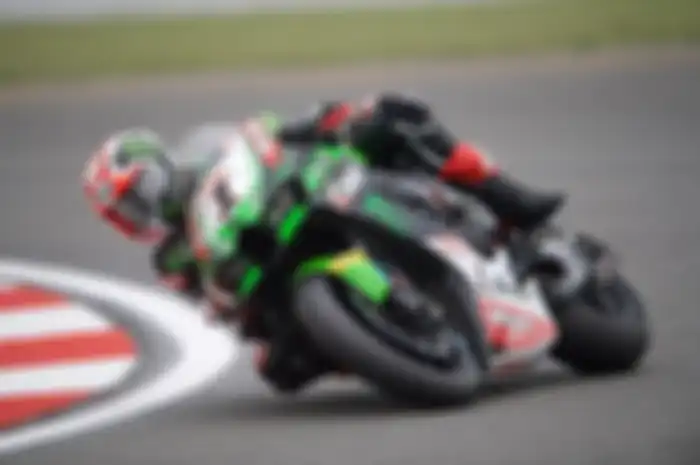 Jonathan Rea malah digocek saat melakoni WorldSBK Inggris 2021 Race 1.