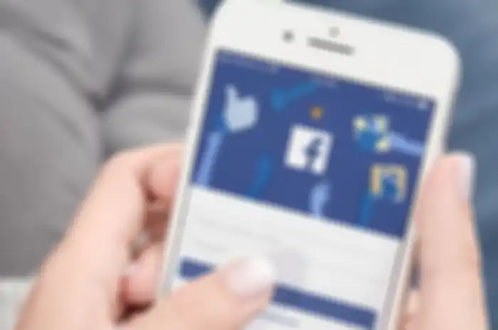 Ilustrasi memasukan password di Facebook