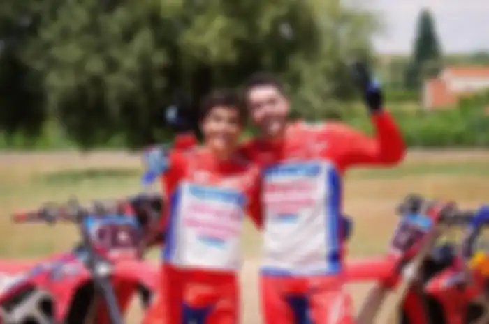 Nikmati liburan musim panas MotoGP 2021, pembalap Repsol Honda, Marc Marquez main tanah bareng Youtuber.