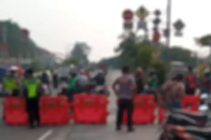 Pemberlakuan PPKM Darurat, Pemotor Kebingungan Jalan Tikus Diblokir Warga