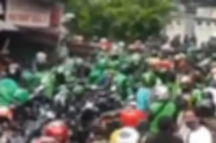 Bentrok Debt Collector Vs Ojol di Sawah Besar, Puluhan Helm Melayang di Udara