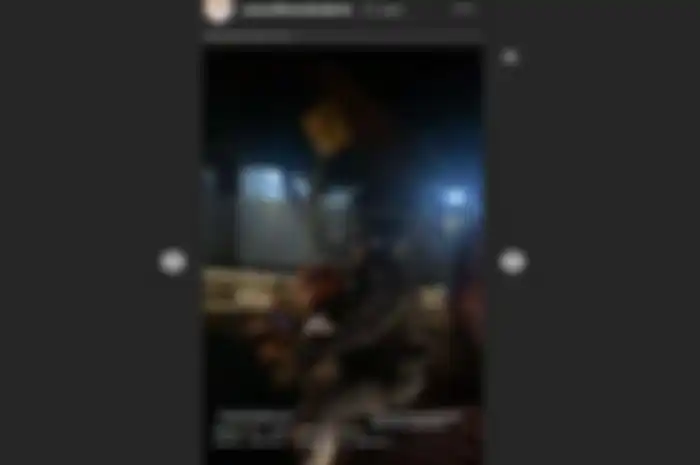 Unggahan Nia Ramadhani saat dikawal 4 motor saat mau makan di pinggir jalan