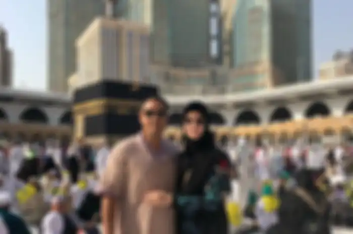 Nia Ramadhani dan Ardi Bakrie saat beribadah di Masjidil Haram, Makkah, Arab Saudi. Nia Ramadhani ternyata pernah ditangkap di Selandia Baru.