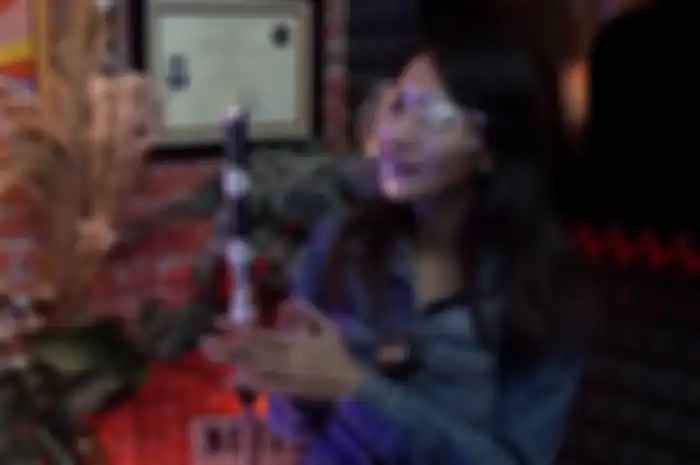 Wenny Ariani saat muncul di kanal YouTube Denny Darko. Ia menyesali berbuat zina dengan Rezky Aditya.