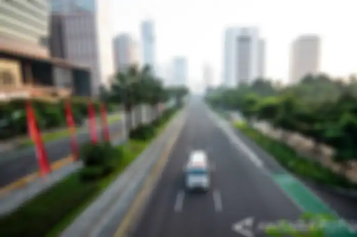 Suasana Jalan Jend. Sudirman, Jakarta Pusat yang lengang saat PPKM Darurat mulai diberlakukan. ⁣ 1-2) 