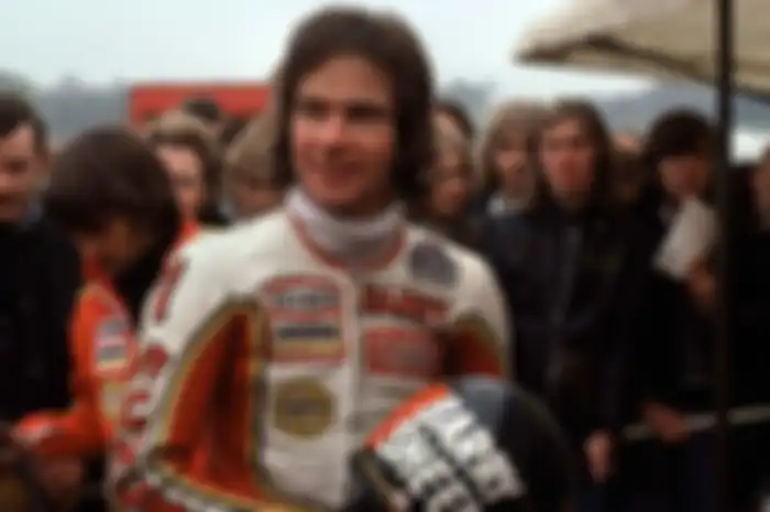 Barry Sheene, pembalap MotoGP paling 'bandel' karena berani merokok di tengah sirkuit.