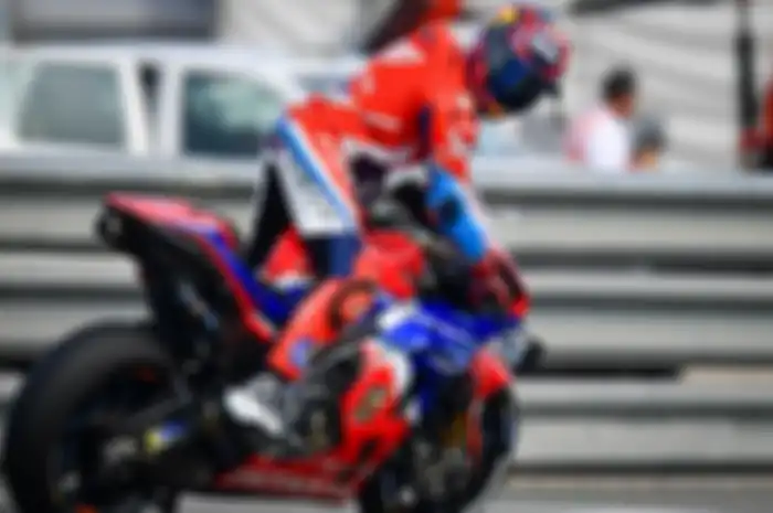 Test rider HRC, Stefan Bradl blak-blakan mengungkap pabrikan Honda di MotoGP saat ini sedang mengalami kekacauan.