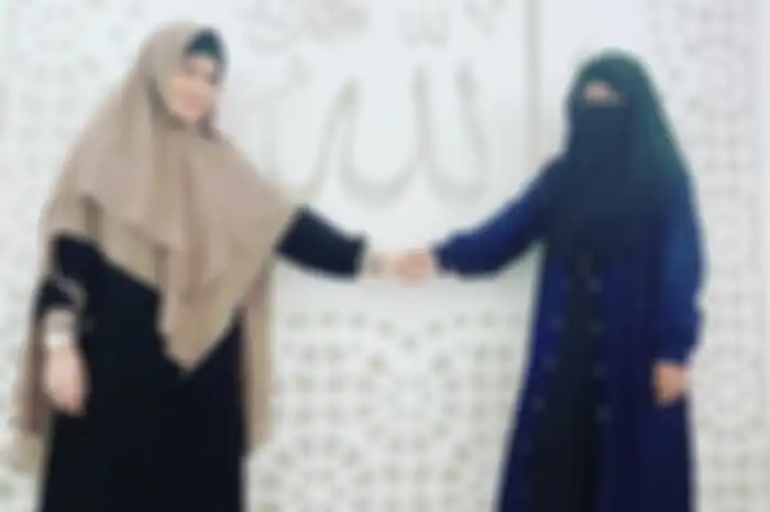 Umi Pipik dan Astri Ivo. Tangis Umi Pipik pecah saat sahabatnya, Meidiana Hutomo mengabarkan berita duka cita. 