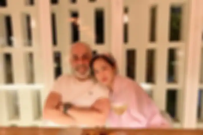 Bunga Zainal dan suaminya, Sukhdev Singh tidak pernah malu-malu membagikan foto mesra mereka ke media sosial.