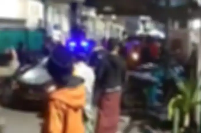 Salah paham mobil patroli polisi dirusak warga
