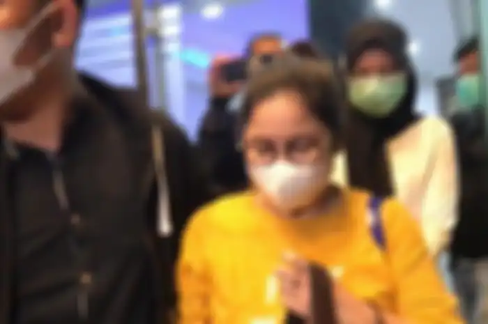 Dokter Lois Owien keluar dari ruang penyidik Ditreskrimsus Polda Metro Jaya, Senin (12/7/2021). 