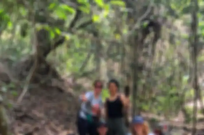 Manohara Odelia Pinot (tengah, bertopi), mantan kekasih Ardi Bakrie tampak makin sibuk keluar masuk hutan demi jalani profesi ini. Foto terkininya disorot.
