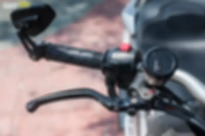 Ilustrasi spion, Polisi akan menilang pengendara motor yang menggunakan spion bar end dengan dua peraturan yang ada.  