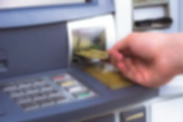 Ilustrasi tarik tunai di ATM, kini limitnya mirip harga motor baru.