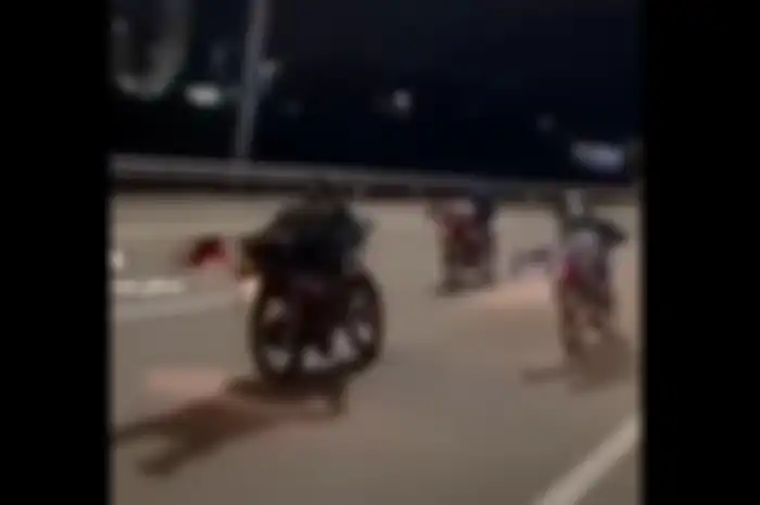 Sadis, video balap liar di Tol, sepupu Yamaha RX-King, yaitu Yamaha RX-Z bisa tembus top speed 200 km/jam.