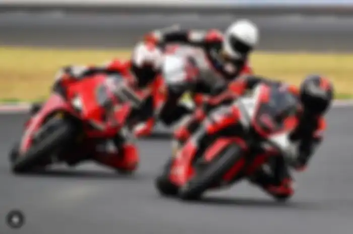 Mantan pembalap MotoGP, Jorge Lorenzo kembali di atas motor bersama test rider Ducati, Michele Pirro, pertanda apa?