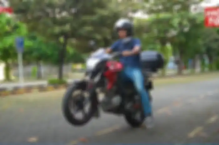 Simak nih, ada dua langkah gampang untuk belajar naik motor kopling manual buat para bikers pemula.