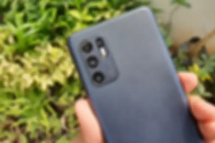 Tonjolan kamera belakang HP OPPO Reno6