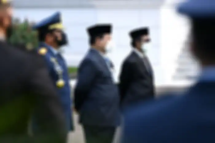 Penampilan Menhan Prabowo Subianto mengenakan masker berselang saat upacara Prasetya Perwira di Istana Merdeka jadi sorotan.