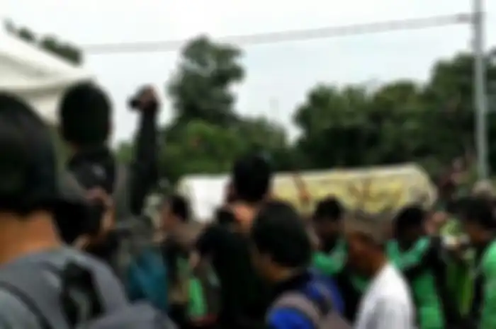 Rombongan driver ojol saat kawal pemakaman artis.
