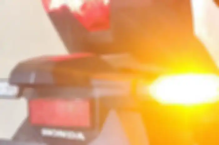 Lampu sein pada motor berwarna kuning.